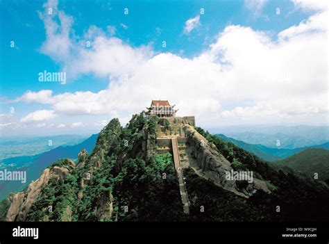 Chizhou's Lotus Mountain: A Breathtaking Oasis of Tranquility and Ancient Wonders!