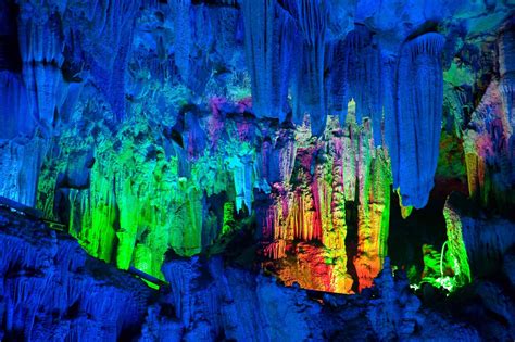 Reed Flute Cave: Zjawiskowe formacje skalne i magiczne oświetlenie!