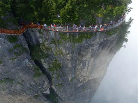  Wąwóz Tianmen - Miejsce gdzie niebo spotyka się z Ziemią!